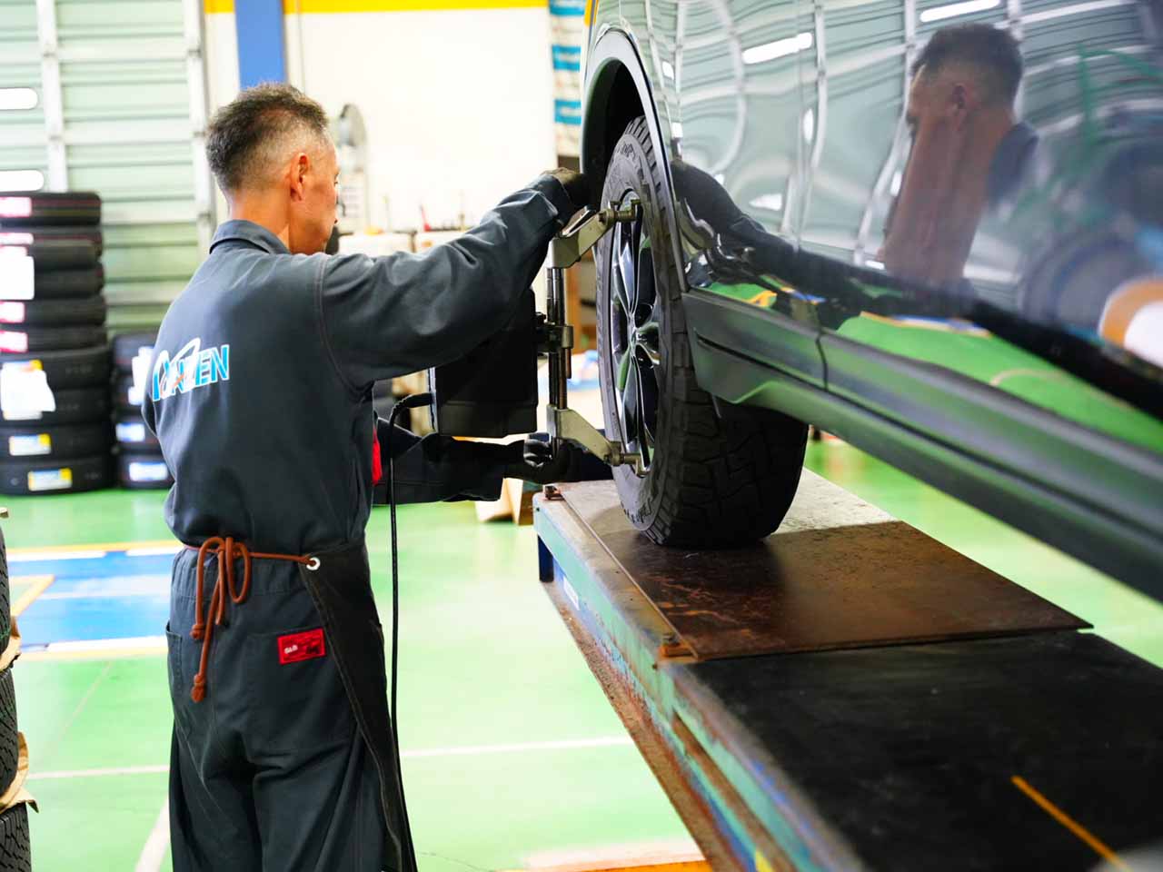 アライメント調整作業をしている整備士