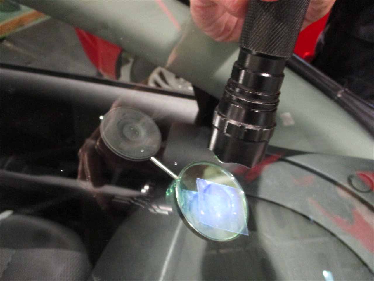 UV(紫外線)照射でレジン液を硬化させる
